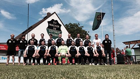 Obere Reihe v.l. Coach Mrosek , Co Coach Szeczina, Schorten , Zerna , Kowal , Grogorick , Schötz, Bramer , Böttcher , Sponsor Szonn , Sportdirektor Rafalski 
untere Reihe v.l. Mellack, Weber , Bläsner , Tietze, Geisler , Pedak , Bunar , Voigt