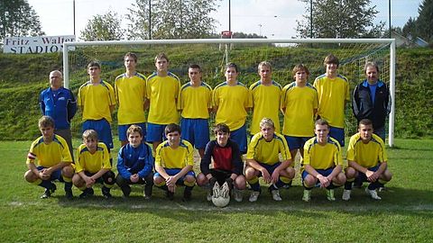 v.l.o.: Co-Trainer Möser Horst, Buss Siegfried, Marchl Martin, Süß Matthias, Dannerbauer &quot;Bierl&quot; Armin, Avenriep Maik, Moser Martin, Amberger Martin, Schönberger Lukas, Trainer Stangl Georg
v.l.u.: Fuchs Tobias, Stangl Thomas, Möser Marco, Ditler Andreas, Wittenzellner Stefan, Bernreiter Patrick, Beresowski Denis, Harlos Dominik