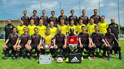 oben von links:
Rasel Robin, Knarr Michael, Wörle Sebastian, Papp Heinrich, Ambos Alexander, Ilg Lucas, Assaloni Stephan, Günes Manuel
Mitte von links:
Trainer Savas Uygur, Wilczek Thomas, Guggemos Maximilian, Steiner Lukas, Smith Michael, Fickinger Lukas, Kanat Joshua, Srb Christoph, Di Genova Domenico, Grauer Marcel, Torwarttrainer Krampl Kurt
Unten von links:
Kanat Bernd, Garcia Guillermo, Günes Matthias, Söhnen Patrick, Barredo Gabriel, Tandjigora Aladji, Jansen Lucas, Rasel Jan, Telli Redwan Rashid