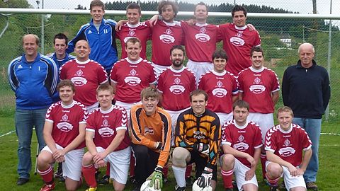 kniend v.l.: Lukas Troiber, Peter Piermeier, Josef Budweiser, Andreas Holmer, Andreas Leidl, Daniel Troiber

stehend v.l.: Florian Six, Matthias Schötz, Thomas Bielmeier, Simon Reiner, Edwin Schötz, Matthias Leidl, Thomas Thiel, 1. Vorstand Reinhold Pielmeier

hintere Reihe v.l.: Julian Heilmann, Stefan Walser, Jan Tisowsky, Jochen Kurz, Stefan Wecker