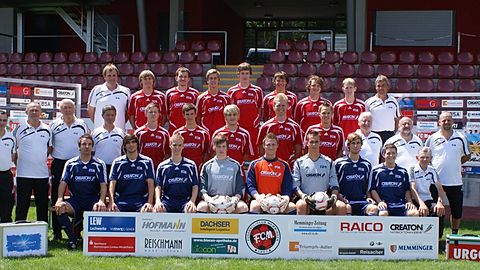Oben von links: Helmut Lepschy (Betreuer), Felix Rau, Branko Nikolic, Lukas Hiemer, Stefan Heger, Maximilian Ecker, Christoph Kees, Julian Singer, Harald Rehklau (Konditionstrainer).

Mitte von links: Andreas Hampp (Betreuer), Alfons Miedl (Betreuer), Hans Bohnet (Torwart-Trainer), Christian Maier (Trainer), Benjamin Tobler, Sebastian Schwegle, Michael Marz, Christian Klose, Maximilian Wuttge, Dr. Martin Wenke (Mannschaftsarzt), Helmut Barth (Physiotherapeut), Christian Barth (Physiotherapeut).

Unten von links: Andreas Deuring, Markus Köpf, Patrick Rabus, Johannes Reisacher, Philipp Beigl, Rainer Wörz, Christian Bachlberger, Patrick Böck, Dieter Rose (Zeugwart).

Es fehlt: Simon Saitner.
Foto: Radeck