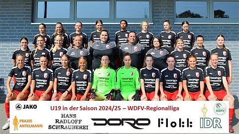 V.l.n.r.
Obere Reihe: Ina Kaufeld, Saskia Padel, Klara Berger, Marie Kettler, Maissa Lafoui, Daria Dubova, Edlira Haziraj, Miriam Sanduqa
Mittlere Reihe: Lara Italiani, Emmy Menke, Amelie Lawonn, Frank Kaufeld, Sarah Schiemann, Marcus Italiani, Nicole Italiani, Mara Giancani, Marlene Micke, Lisa Hendricks
Untere Reihe: Emilia Macdonald, Lisa Geiter, Leonie Felix, Antonia Bremer, Nika Roscina, Nathalia Przybyszewski, Kimberley Götte, Melina Löffler, Maya Cremanns, Valerie Lambertz
Es Fehlen: Hannah Berle, Leni Krutsch