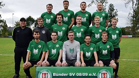 obere Reihe v.l.: Kay Kruthoff, Dorian Kettler, Roman Eslinger, Stefan Boleso.

mittlere Reihe v.l.: Trainer Fabian Hilker, Michael Kreidel, Benedict Borst, Marvin Henke, Moritz Hemminghaus, Mattis Bohmeyer.

untere Reihe v.l.: Robin Nicolai, Sebastian Krause, Rico Menzel, Felix Wormuth, Max Lennart Kreidel.