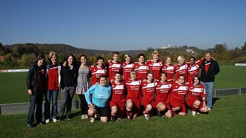 hintere Reihe v. li.: Kaiser Melanie, Nunhofer Veronika(Betreuerin), Hofmann Jasmin, Gallenberger Laura, Avdullahu Lirie, Betzinger Pia, Jonas Marita, Mehrl Sandra, Gutenberger Stefanie, Jakob Katharina, Löffelmann Marisa, Negasi Semi, Mühlbauer Bernd
vordere Reihe v. li.: Blaszczyk Tatjana, Meier Sibylle, Schubert Carolin, Kiefert Sabria, Müller Sabine, Tropper Martina, Nunhofer Stefanie Nicht a.d. Bild: Hösl Lena, Schütz Bianca, Geiser Corina, Dichtl Theresa