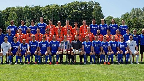 Mannschaftsfoto 2017/18

Hintere Reihe von links: Patrick Schempf - Kevin Rathgeber - Marcos Esteban Ocampo Friedmann - Lukas Kaufer - Holger Wagner - Erich Schneider - Co-Trainer Christoph Meißner- Simon Fritsch - Jonas Niepagen - Matthias Wall - Julian Wurzer - Marco Sauter - Niklas Junginger

Mittlere Reihe von links: Trainer Nico La Blunda - Betreuer Oli Kosch - Michael Kruppa - Michael Buchholz - Bruno Pancic - Marc Hollmer - Tolgahan Altun - Adrian Reichenberger - Mario Toma - Fabian Kloos - Marius Niepagen - Marco Grocholl - Stefan Pflanzer - Betreuer Konrad Riedl - Abtlg. Leiter Alexander Fritsch - 2. Abtlg. Leiter Patrick Rathgeber

Vordere Reihe von links: Lucas Bayer - Tom Gora - Torsten Wagner - Leo Fröhler - Christopher Wirth - Alexander Scurec - Andreas Mack - Mike Pochmann - Thomas Hochrein - Sebastian Waschke - Fabian Fritsch - Dennis Goefsky - Benedikt Aschenbrenner - Jannik Dirr

Es fehlen: Ali Argun - Jan-Peter Graumann - Ivan Nadj - Niels Gümbel - Simon Hochberger - Lukas Reichenberger - Patrick Bodie