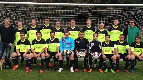 hintere Reihe v.l.n.r.: Sportausschuss Bernd Urig, Lars Federkeil, Rocco Roith, Ilhami Kislali, Özcan Kislali, Marc Emge, Daniel Weyrich, Kevin Bruch, Daniel Schmidt, Trainer Christian Munkelt.
vordere Reihe v.l.n.r.: Alkan Erfidan, Gianluca Amato, Marc Reiter, Michael Leiendecker, Sebastian Kiefer, Vincenzo Bertucci, Daniele Amato, Christian Hau, Christian Scheerer.
Foto: Thorsten Rau (05.10.14)