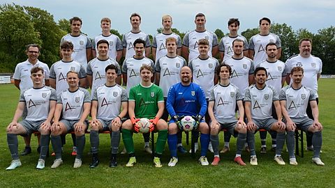 Oben v.l.: Tom Kerscher, Benedikt Kraus, Maximilian Beer, Rene Rings, Florian Erhard (Co-Trainer), Adrian Sintic, Lukas Malenke

Mitte v.l.: Manfred Oster (1. Vorsitzende), Maximilian Mahla, Piero Gei, Luca Raeck, Alexander Reithmeier, Sebastian Uffinger, Christopher Kube, Moritz Rodepeter, Freddy Gnichwitz (Trainer)

Vorne v.l.: Lucas Furlani, Max Ellenrieder, Benedikt Malenke, Julian Botschafter, Julian Heike, Valentin Schmid, Manuel Joos, Jan Strehlow

Es fehlen: Samuel Glogowski, Maximilian Bachmeier, Jonas Festbaum, Thorben Koch, Marcel Kropp, Stefan Schönhofer, Tobias Brand, Maurice Pütterich, Daniel Kufner, Martin Schuhbauer, Colin Scheppel