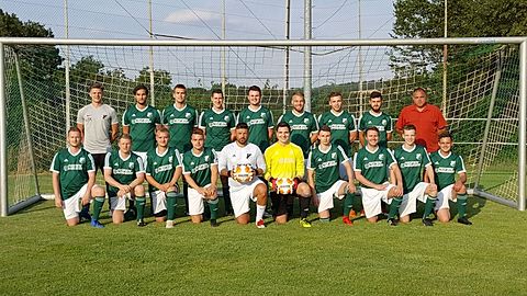 Obere Reihe von links: Tim Kirchen, Christian Flesch, Martin Flesch, Dominik Schröder, Daniel Gneipelt, Maximilian Haag, Lucas Zimmer, Jürgen Flesch
Untere Reihe von links: Fabian Schmitz, Dennis Hilsemer, Luca Wartha, Jannik Müller, Jens Dansauer, Vincent Schwall, Florian Jünger, Michael Wick, Kai Werel, Stefan Michels