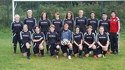 stehend von links: Susan Ponsong, Bianca Schmidbauer, Lindsay Hogarth, Dani Fäßler, Corinna Lasser, Heidi Eckmann, Dani Schötz, Valentina Wegner, Trainerin: Nicole Bielmeier
knieend von links: Sandra Pirkl, Kathrin Bartsch, Cathrin Primbs, Steffi Reiner, Anja Schmid, Steffi Reitberger, Laura Bujupi
Es fehlen: Birgit Brandl, Gabi Rohrmüller und Betreurin Hildus Reitberger