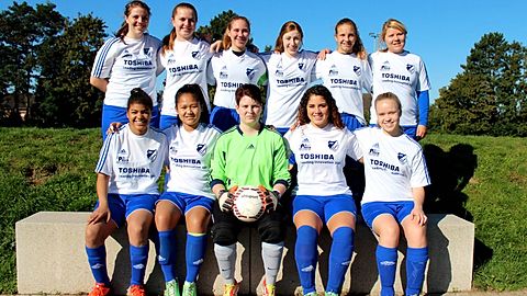 Stehend von links nach rechts: Katha, Jackie, Cara, Anna, Nina und Jessi.
Sitzend von links nach rechts: Hanan, Miu, Janine, Laura und Doro.