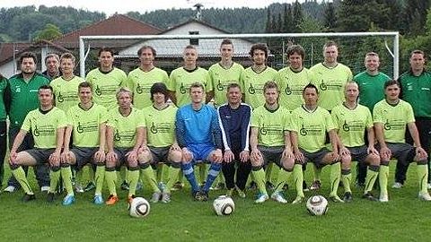 Hinten v.l.: Spa Werner, Physio J. Kilian, SpA Löhlein, Abt.-leiter H. Dörfer, Kaufmann, Keller, Krauß, J. Ginz, D. Ginz, Gahn, Guzowski, Lang, Co-Tr. Hörner, Trainer Ortlieb, stv. Abt.-leiter Lenz

Vorne v.l.: Müller, K. Kilian, J. Dörfer, Lehr, Scheibner, Beyer, Kramer, Sayvongsa, Bucher, A. Karamanitakis