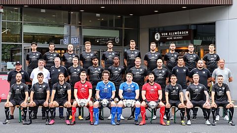 obere Reihe v.l.: Okan Subay, Lennard Bahn, Tom Bober, Dennis Facklam, Simon Marklin, Christian Westphal, Robin Polzin, Raoul Bouveron, Justin Sadownik, Martin Werner

mittlere Reihe v.l.: Matthias Herzberg, Norbert Eichhorn, Holger Renk, Nick Mohr, Ranjodh Chahal, Prince Ackenhausen, Jonas Kastl, Marc Lange, Carsten Henning, Robert Kruber, Christopher Skalnik

untere Reihe v.l.: Lars Feuerlein, Kilian Oelrich, Timon Engelmann, Sebastian Kalk, Matthias Kirchner, Sebastian Schwart, Marcel Reimers, Cedric Stoppel, Lorenz Lahmann-Lammert, Marten Köhler

Es fehlen: Nazif Dowou, Nikolaos Christodoulos