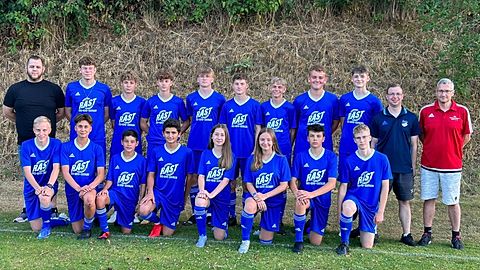 Hintere Reihe von links: Sponsor Marco Glöckl, Max Meier, Julian Hermann, Tobias Gleißner, Marius Franke, Sebastian Kopp, Bastian Haimerl, Moritz Bauriedl, Fynn Fleischmann, Trainer Sebastian Brunner, Co-Trainer Franz Gleißner

Vordere Reihe von links: Jonas Porsch, Severin Mayr, Bastian Schall, Aadel Kaddah, Theresa Albang, Lara Schall, Maximilian Baumer, Alexander Roiger