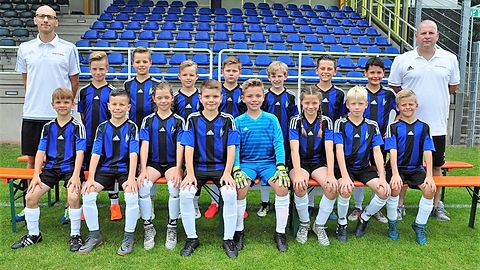 Von links hinten: Trainer Tom Arnold, Noah Wexelberger, Emil Gradl, Levi Weidner, Fabio Plößner, Marcel Zwetzig, Noah Schmidt, Daniel Bock, Techn. Leiter Jürgen Liebl
Von links vorne: Joshua Bernklau, Jona Eiber, Eva Dirnberger, Jan Klein, Kai Klein (C), Marie Dirnberger, Jannis Arnold, Leon Schmidt
Es fehlen: Jonas Kuhl