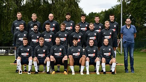 Oben v.l. Philipp Tölle, Simon Henkemeier, Niklas Hecker, Mert Alkan, Mark Linnenbrink, David Henkemeier, Thore Thomas; Mitte v.l. Trainer Claas Teipel, Ömer Duraksahin, Laurenz Keuter, Paul Krämmer, Silas Tausch, Darius Berkemeier, Niklas Troja, Betreuer Daniel Friedrichs; Unten v.l. Jan Kutsch, Johannes Krämmer, Nikolas Korder, Ron Pohl, Julian Kirchhelle, Felix Tepper