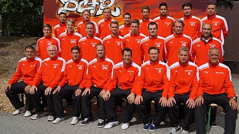 Hintere Reihe : Frederick Manalo, Simon Manert, Sam Jaschke, Mauro Nicoletti, Kevin Schlosser, Abdelhakim Saidi, Sven Jentges, Dennis Wynants.
Mittlere Reihe : Julian Zweybrücken, Niklas Florenz, Robert Steilmann, Christian Barfs, Jannick Florenz, Patrick Fabelje, Danny Pira, Ayhan Kocamann
Vordere Reihe : Stefan Luner, Hendrik Barfs, Ali Yeni, Julian Schlößer, Leslie Schey, Dennis Janson, Magnus Voege, Udo Jansen
Es Fehlen : Philipp Schiffer, Dawid Jesiak, Tino Calamia, Patrick Jesiak, Thomas Capallo