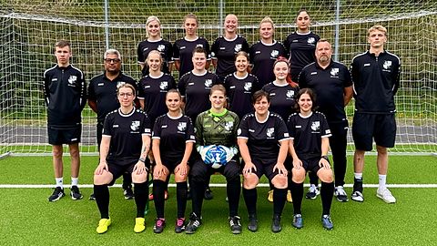 Hinten links nach rechts: Maria Hoopmann, Johanna Groos, Dana Schilder, Lisa Schwieren, Buse Akbaba
Mitte links nach rechts: Trainer David Waffenschmidt, Co-Trainer Mustafa Kocak, Laura Möller, Steffi Hackmann, Sina Loock, Nina Lingnau, Co- Trainer Oliver Waffenschmidt, Torwarttrainer Maurice Breuer
Vorne links nach rechts: Kristina Weber, Lena Pankonin, Melanie Greven, Nicole Buß, Carolin Zirener
Es fehlen: Sevinc Karbuz, Kirsten Merx, Marta Heinen, Celine Isaku, Annika Bernat, Alina Freund, Annika Busch.