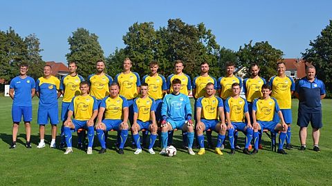 Hinten von links: Patrick Kück, Steffen Mootz, Hannes Petters, Jonas Motsch, Sönke Deike, Tom Harnau, Phillip Selent, Alexander Nord, Justin Zywotek, Nino Krause, Sebastian Pesel, Andreas Hanft
Vorne von links: Jannes Krüger, Fabian Richter, Heinrich-Georg Hanft, Jannek Kosmehl, Jan Sedlak, Jason Rein, Lennard Thielecke
Es fehlen: Toni Thielecke, Lasse Noah, Marvin Schlieter, Lukas Schwarz