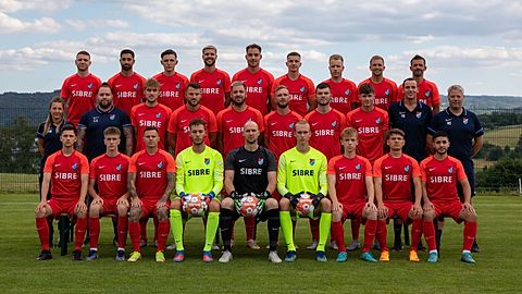Hintere Reihe von links: Aaron Künkel, Haluk Arslan, Noel Arfaoui, Sandro Noriega, Nico Müller, Leon Wirtz, Jan Kneifel, Spielertrainer Pierre Bellinghausen, Hüsni Tahiri. 

Mittlere Reihe von links: Physiotherapeutin Franziska Weiß, TW-Trainer Sven Sontowski, Tom Justin Schubert, Marvin Hartmann, Sebastian Schneider, Noah Theis, Daniel Berger, Paul Meyer, Betreuer Yannick Dittmann, Trainer Maik Six.

Vordere Reihe von links: Marian Goldbach, Paul Friedrich Pöpperl, Marcel Georg, Luis Schneider, Max Pauli, Chris Schubert, Pierre Noel Mühl, Finn Bedenbender, Haitham Eleuch.