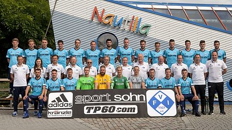 Hinten(v. links):Fabian Rupp, Daniel Lang, Tobias Rössler, Matthias Jocham, Michael Geldhauser, Lukas Kling, Ugur Kiral, Manuel Strahler, Maximilian Löw, Pedro Allgaier, Sebastian Schaller, Moritz Nebel, Gabriel Simonovic, Furkan Akaydin
Mitte(v. links):Masseur Manfred Hoidem, Masseurin Kerstin Mahle, Mannschaftsarzt Dr. Christian Buck, Betreuer Hans Baur, Betreuer Karl Wirtmann, Spielleiter Hermann Schiller, Sportvorstand Karl-Heinz Bachthaler, Vorsitzender Ernst Sander, Torwarttrainer Jürgen Baur, Torwarttrainer Michael Kasper, Co-Trainer Herbert Sailer, Trainer Holger Bachthaler
Vorn(v. links):Nicolas Jann, Marco de Benedictis, Lukasz Mozler, Valentin Krimmel, Patrick Rösch, Kim Anders, Felix Kielkopf, Sebastian Enderle, Pascal Maier, Marco Kurz
Es fehlen:Benedikt Krug, Andreas Frick