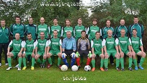 v.l. Peter Lemke, Mazierullah Qaderi, Enrico Baumann, Martin Deutschmann, Remo Kühne, Fabian Schröder, Paul Briesewitz, Marc Rüggebrecht, Danny Gärtner, Martin Knispel

 

h.l. Mannschaftsbetreuer Fred Rafinski, Co-Trainer Jan Gollnow, Michael Britsch, Christian Gollnow, Felix Andres, Robert Simon, Edgar Bredendik, Martin Schwarz, Sebastian Schulz, Carsten Höffler, Trainer Martin Rafinski