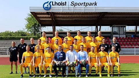 o.R. v.l.n.r.: Julian Boock, Andre Vink, Marcel Kurtz, Konstantin Mielke, Julian Reuter, Niklas Bartl
m.R.v.l.n.r.: Physiotherapeutin Isabell Rössler, Mannschaftsbetreuer Marcel Brocks, Mannschaftsbetreuer Luc Fischer, Lukas Kalms, Kevin Lange, Kevin Piecha, David-Niklas Krings, Antonio Jukic, Joshua Effenberger, Lukas Wosnitzka, Co-Trainer Luca Lange, Trainer Andre Fischer
u.R.v.l.n.r.: Leon Wasmus, Patrick Stelzer, Jan-Phillip Carls, Nils Römer, Dustin Sirrenberg, Marvin Scholl, Marvin Conrad, David Czaja, Luca Stasun
Es fehlen: Marius Ermels, Jan Schultheis, Pascal Wagener, Julian Schmitz, Phillip Heiduk