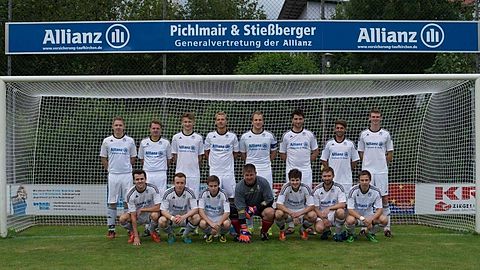 hinten links: Martin Lechner, Fabian Liebl, Hans Lechner, Michael Seisenberger, Konstantin Urban, Martin Maier, Florian Wandinger, Bernhard Groll
vorne links: Michael Willmes, Mario Wilnhammer, Alexander Bauer, Arno Schuster, Thomas Fellermayer, Andras Müdsam, Stefan Bauer

Foto: Joseph Felix Treffler