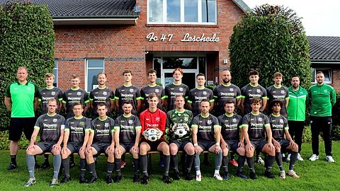 v.l.n.r.: Janis Bültel, Fynn Bober, Maxim Lippert, Pit Meißner, Luke Hilvert, Lukas Löcken, Josef Arning, Daniello Jänsch, Lennart Elfert und Cyril Atane
h.l.n.r.: Trainer André Niemeyer, Moritz Arns, Tim Schulte, Tobias Theißing, Luke Hofschröer, Jan Roling, Nils Kron, Christian Teipen, Jonas Hülskötter, Mattis Feltel, Jonathan Löcken, Betreuer Julian Pöttering und Co-Trainer Christoph Piepel
Es fehlen:
Betreuer: Michael Hopmann und Andreas Küpker
TW-Trainer: Daniel Droste
Spieler: Robin Borg, Jacob Löcken, Nico Geike, Felix Hopkamp, Marcel Blattner und Kevin Ballmann