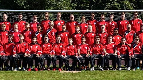 1. Reihe stehend von links: Fabian Otto, Lars Pfeiffer, Assistent Dirk Ahlemeyer, Pascal Sopp, Max Böttcher, Julian Schreiter, Karsten Höhle, Mikail Haijat, Patrick Perrot, Mike Joseph, Robin Colella, Sebastian Matthias
2. Reihe stehend von links: Spielertrainer Sven Pfefferkorn, Nico Hillebrand, Pascal Klug, Carlos Rohmann, Nico Sopp, Sven Thiel, Maximilian Jäger, Deniz Demirdag, Patrick Freudenstein, Richard Wanner, Emrah Kalkan, Lars Ruppert, Betreuer Sebastian Czornik, Vorstand Werner Clobes
3. Reihe sitzend von links: Pascal Hillebrand, Andre Fröhlich, Julian Lauterbach, Arian Haijat, Tim Reinhardt, Lukas Fröhlich, Kevin Rupp, Marco Schiavo, Florian Sandin, Betreuer Karsten Hempel, Björn Hildebrandt, Adrian Dittmar