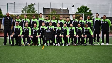 Dank der grosszügigen Spende von Herrn Fuhlbrück, Leiter der DEVK Geschäftsstelle in Oppenheim präsentiert sich die 2. Fussballmannschaft des VfR Nierstein in neuen Trainingsanzügen.

Der VfR Nierstein bedankt sich ganz herzlich für dieses Engagement bei Herrn Fuhlbrück und seinem Team.

Foto: KaWe