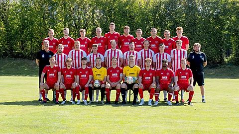 hintere Reihe v.l.n.r.: Lukas Meier zu Farwig, Bennet Franssen, Mattis Recker, Jaden Terhorst, Jannis Oberwestberg, Nils Recker, Henri Meier zu Farwig, Tobias Gigla, Spielertrainer Tim Kuschel, Oscar Entrup
mittlere Reihe v.l.n.r: Torwarttrainer Ralf Kohlmeyer, Micha Jansing, Manuel Flohre, Robin Sroda, Johannes Mutzwig, Eric Nubbemeyer, Paul Dukat, Gino Weiland, Jonathan Haupt, Trainer Jannik Loch
vordere Reihe v.l.n.r: Luca Budweg, Robin Kohlmeyer, Marc Kohlmeyer, Nils Kohlmeyer, Jonas Meier zu Farwig, Jan Erik Schötz, Benedikt Vetter, Baven Nagulenthirasa, Timo Hartfiel
Es fehlen: Tobias Steinke, Fabian Rüters, Nico Kohlmeyer, Frederik Kuschel