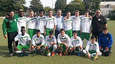 Auf diesem Wege möchten wir die B-1 des FC Britannia 08 Solingen uns bei Hr. Topel für die großzügige Unterstützung bedanken.
Hr. Topel unterstützt bereits seit einigen Jahren unsere Mannschaft, 
so wohl finanziell als auch materiell.
Als Inhaber der Merscheider-Apotheke hat er es sich diese Saison nicht 
nehmen lassen unsere Mannschaft mit neuen Trikots aus zustatten.