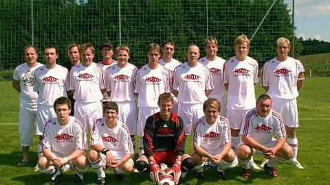 Kader der SG Preming hier im neuen Trikot von Homolka Hausbau GmbH Tittling