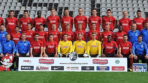 Hintere Reihe: Immanuel Höhn, Sebastian Freis, Mensur Mujdza, Fallou Diagne, Matthias Ginter, Julian Schuster, Pavel Krmas,Johannes Flum, Ivan Santini, Jan Rosenthal, Beg Ferati, Garra Dembélé. Mittlere Reihe, v.li.: Mannschaftsarzt Dr. Andreas Aust, Busfahrer Stefan Spohn, Ezequiel Calvente, Oliver Sorg, Marco Terrazzino, Erik Jendrisek, Vegar Eggen Hedenstad, Anton Putsila, Max Kruse, Jonathan Schmid, Cédrick Makiadi, Trainer Christian Streich, Co-Trainer Lars Voßler, Co-Trainer Patrick Baier. Vordere Reihe, v.li.: Physiotherapeut Markus Behrens, Physiotherapeut Uwe Vetter, Physiotherapeut Torge Schwarz, Mounir Bouziane, Christian Günter, Alexander Schwolow, Oliver Baumann, Daniel Batz, Karim Guédé, Daniel Caligiuri, Torwarttrainer Andreas Kronenberg, Athletiktrainer Simon Ickert von Fußball-Bundesligist SC Freiburg, aufgenommen am Donnerstag (02.08.2012) während des offiziellen Fototermins des Vereins für die Saison 2012-13 in Freiburg. Foto: Patrick Seeger dpa/lsw
