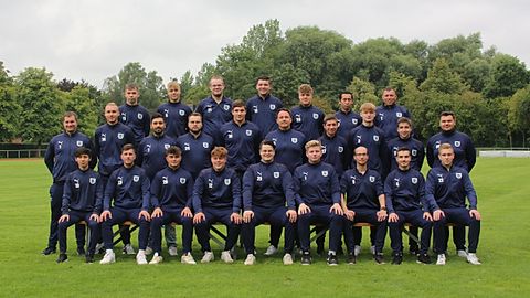 Oberste Reihne v.l.n.r.: Dennis Ermakov, Niels Beckmann, Finn-Niklas Haßelbusch, Bennet Lührs, Moritz Beckmann, Eudardo Mendoza und Miller Urrego.
Mittlere Reihe v.l.n.r.: Trainer Thorben Bornhöft, Vincent Benzen, Luca Pinnetta, Jeremy Bussler, Moritz Frey, Manuel Hüsing, Janne Mahnken, Ben von der Meer, Milan Schlawiedt und Betreuer Domenik Aki.
Vordere Reihe v.l.n.r.: Juan Mendoza, Mathes Howoldt, Julian Hagenah, Joel von Hassel, Lukas Büchsenschütz, Cedric Jagolski, Sönke Gottschlak, Pascal Schlawiedt und Rico Büchert.
Es fehlen: Sebastian Triana, Carlos Alzate, Zaffer Elma und Jonas Pickhardt.