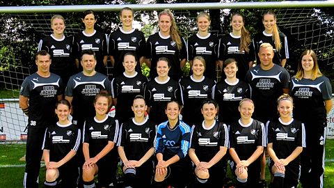 Juliane Dellwisch, Anna Nacke, Laura Koopmann, Vera Benner, Michelle Wienken, Anna Niehaus, Sabrina Springer (hintere Reihe v. l.)

Trainer Sascha Anneken, Co-Trainer Stefan Niedrig, Marie Moorkamp, Katharina Moormann, Alina Schütte, Larissa Verhage, Betreuer David Deinert, Sportliche Leiterin Lisa Ratermann (mittlere Reihe v. l.)

Louisa Lindemann, Maja Luyven, Johanna Tebbe, Anne Kleyer, Ulrike Kleyer, Jennifer Deuling-Schüring, Kadia Brengelmann

Es fehlen: Torwart-Trainerin Imke Alberding, Tieneke Kröger, Stephanie Senf, Laura Michelbrand