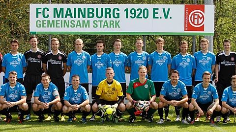 unten v.l.n.r.: Andreas Kühnel, Mergim Berisha, Spielführer Christopher Heider, Johannes Limmer, Patrick Debera, Christian König, Achim Lewandowsky, Thomas Schwarzhuber, Roland Junker, Betreuer Bernd Wagner - oben v.l.n.r.: Spielleiter Michael "Major" Reitmeier, Coach Josef Hof, Thomas Welzhofer, Thomas Hübner, Ludwig Fellner, Andreas König, Alexander Pfeil, Sebastian Bolling, Stefan Arlt, Michael Sommerer, Thomas Kolmeder, Dennis Bauer, Andreas Schwarzhuber, Betreuer Christoph "Glen" Kurzyk, 1. Vorstand Dieter Finke

Foto: Martin Grasl (C)