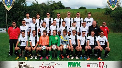 Hinten v.l.: Davide Del Gatto, Jonas Tolopilo, Dennis Schmidt, Stefan Kürner, Julian Weber, Thomas Dubicki-
Latka, Dirk Beha
Mitte v.l.: Dominik Rohrer (Trainer 2.), Norman Dunse, Dominik Löffler, Frank Förderer, Carsten Wehrle, Tillmann Berger, Marcel Kürner, Michael Dilger, Rolf Ketterer (Betreuer), Gianluigi Palma (Chef-Trainer)
Vorne v.l.: Achim Rohrer, Rico Kürner, Hans-Joachim Dörflinger, Markus Hanke, Sebastian Hegwein, Markus Rombach, Adrian Blattmann, Johannes Rombach (Vorstand Sport) , Francesco Lo Conte
Es fehlen: Dirk Weber, Peter Weiß, Joachim Enciso, Julius Rombach, Matthias Ketterer, Max Woll, Lukas Overhues