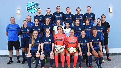 Das ist die neue Mannschaft des TuS Issel (hinten von links): Martha Schmitt, Emma Poth, Katharina Mey, Anne Blesius, Selina Eiden, Lara Ballmann; Mitte von links: Stephan Hartstein (Trainer), Marie Krist , Michael Ludwig (Torwarttrainer), Karen Müller, Jacqueline Degen, Celine Heinz , Kristina Flesch, Marion Steil, Carmen Dörr, Denise Widem, Heiko Hermann (Trainer zweite Mannschaft); vorne von links: Lea Fricke, Annika Franzen, Sophie Olinger, Dana Gotthard, Alina Knobloch, Julia Oberhausen. Es fehlen: Nina Frick, Franziska Simon, Marie Langer, Carolin Zimmer, Isabel Meyer, Vivien Cosse, Leonie Höhn, Lorena Beth, Marie Kusch, Manuela Hennen, Katharina Hausmann. Foto: Hans Krämer