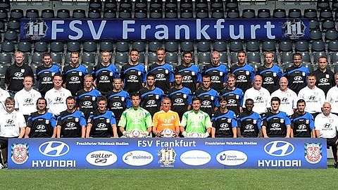 Hintere Reihe (l-r): Uwe Stöver (Leiter Sport), Sascha Mölders, Samil Cinaz, Stefan Hickl, Sven Müller, Björn Schlicke, Gledson da Silva Menezes, Kai-Fabian Schulz, Aziz Bouhaddouz, Manuel Konrad, Cidimar Rodrigues da Silva, Mikayil Kabaca (Team-Manager). Mittlere Reihe (l-r): Thomas Heddäus (Vereinsarzt), Wolfgang Raussen (Vereinsarzt), Thomas Stubner (Physiotherapeut), Andreas Dahlén, Mike Wunderlich, Jaouhar Mnari, Jürgen Gjasula, Benjamin Pintol, Marc Heitmeier, Gerhard Kleppinger (Co-Trainer), Bastian Kliem (Konditionstrainer), Norbert Lorz (Torwart-Trainer), Hans-Jürgen Boysen (Chef-Trainer). Vordere Reihe (l-r): Danny Schleuning (Physiotherapeut), Marc Gallego, Christian Müller, Mario Fillinger, Michael Langer, Patric Klandt, Pablo Alvarez, Ralf Schneider, Momar N'Diaye, Alexis Theodosiadis, Behnam Tayebi, Mohamed Azaouagh (Zeugwart). Foto: Arne Dedert dpa