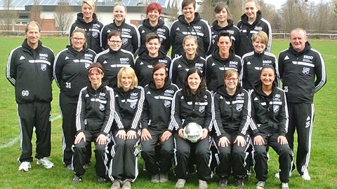 von links:

obere Reihe: Ricarda Rummler, Steffi Timm, Sabine Breuer, Lisa Krüger, Michelle Klann, Johanna Strick // 

mittlere Reihe: Klaus Staschewski (Torwarttrainer), Andrea Pütz, Ricarda Reinartz, Michaela Senf, Sarah Klein, Nicole Kinzig, Janina Ryfisch, Stanley Wilson (Trainer) // 

untere Reihe: Martina Hopfinger, Jessica Hoffmann, Denise Gerhards (C), Sina Staschewski, Jacqueline Schäfer, Baran Yildiz //  

es fehlen: Johanna Milz, Petra Ayaz, Stephania Niewiada, Jana Bierhals, Jaqueline Pesch, Chantale Gerhards
