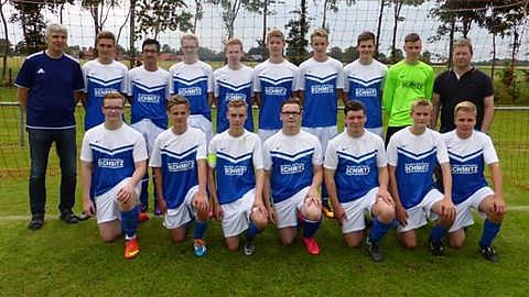 Obere Reihe von links: Trainer Norbert Horstmann, Tim Horstmann, Xhafer Osmanaj, Marvin Kohnen, Christoph Brümmer, Jens Eiken, Moritz Kossen, Niklas Langen, Phil Liesen, Betreuer Hans-Hermann Eiken.
Untere Reihe von links: Stefan Goltschewski, Hauke Leemhuis, Jonas Korte, Markus Goltschewski, Leon Schuten, Benjamin Dykhoff und Rene Hanekamp.