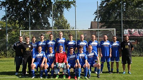 Hinten von Libks: Trainer Daniel Feldvoß, Jonas Möhring, Hannes Bartels, Niklas Uther, Karsten Schröder,Co-Trainer Steffen Bogotzek, Henrik Richters, Captain Sebastian Bellmann, Jan Buddelmann, Jörg Thomann, Obmann Luca Körner, Christoph Holst
Vorne von Links: Steffen Hartig, Christian Dau, Adrian Menzel, Jannik Hoffmann, Finn Ryterski, Marcel Schroten