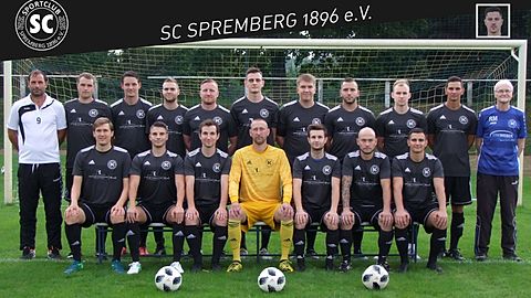 vordere Reihe von links nach rechts: Fabian Stelzle, Tim Felgenträger, Felix Jensch, Christian Rihm, Tommy Thiele, David Gruner, Raik Hermannhintere Reihe von links nach rechts: Michael Sarodnik (Trainer), Jan Domann, Alexander Staude, Aaron Schwarz, Marc Branzke, Nick Pultermann, Franz Göthel, Pascal Scheider, Philip Kern, Rico Hermann, Rainer Mitrach (Betreuer)
oben rechts eingefügt: Julian Obstoy