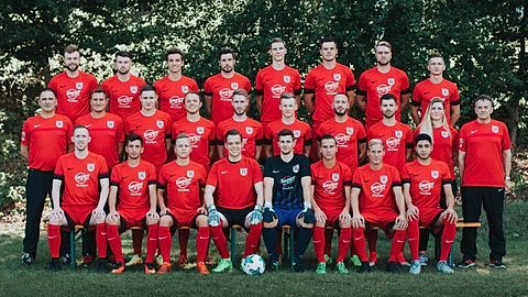 1.Mannschaft FC Bitburg 1919 e.V. Bezirksliga West 17/18
Hinten v.l.:
Sven Himpler, Taner Weins, Tobias Maier, Nicolas Hartmann, Davis Spruds, Thomas Schütz, Kai Edringer, Arthur Hartwick
Mitte v.l.:
Co-Trainer Raiko Stojicevic, Trainer Fabian Ewertz, Sergej Benner, Maximilian Ludwig, Michael Alff, Friedrich Vollmer, Frank Valerius, Arthur Schütz, Physiotherapeutin Marie Zeimens, 1.Vorsitzender Walter Neuerburg
Vorne v.l.:
Andreas Neuerburg, Shend Krasnici, Dennis Wadych, Dominik Braun, Jens Freis, Simon Floß, Pascal Alff, Mohamed Wehbe 

Es fehlen: Nicolas Anielski, Kevin Arbeck, Marc Arbeck, Maximilian Lenerz, Christopher Pint, Torwart-Trainer Rainer Stalpes, Mannschaftsarzt Dr. Jürgen Seidel, Athletiktrainer Michael Lofy