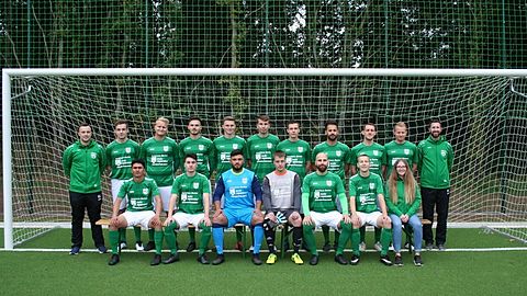 Hintere Reihe von links: Pascal Göhl, Tim Lindberg, Arne Schroeder, Nils Hellwig, Nicklas Greif, Max Busch, Jan-Torben Helmke, Erdinc Güney, Stefan Bachmann, Tobias Schroeder, Pascal Krauss
Vordere Reihe von links: Mohammad Niazi Yar, Luca Da Costa, Gökhan Eceray, Yannik Siebert, Gian Luca Caracciolo, Timo Bülte, Leonie Beier