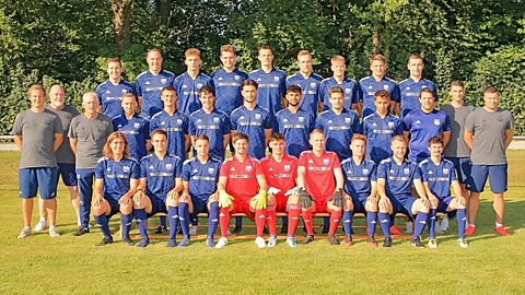 hvl: Ullrich, Schab, Höllmüller, Kaltwasser, Heiß, Jooß, Kullmann, Prigl, Menrath © mvl: Becker, Dietl (Co-Trainer), Schifferdecker, Ferreira da Silva, Köpf, Nuß, Jelovcak, Gutekunst, Maier, Bauer, Reichard (Co-Trainer), Schleihauf (Abteilungsleiter), Schaardt (Trainer) vvl: Hönig ©, Schieck, Leonhardt, Barrioluengo, Hotel, Kaiser, Niedergesäß, Fraunholz, Barrioluengo