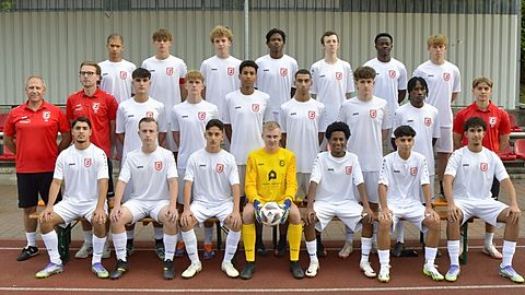 (V. l. n. r.) Vordere Reihe: Can Ince, Nic Weber, Eren Özdemir, Niklas Lehmann, Maycon Goncalves, Ali Aydin, Amir Boughalab, Mittlere Reihe: Ralf Koslowski (Trainer), Lasse Engelbrecht (Co-Trainer), Guillermo Behrendt, Paul Jünemann, Leander Niggeling, Achraf El Bouhali, Jann Hetz, Mohamed Conte, Nils Wüller (Betreuer), Hintere Reihe: Adil Lahchaychi, Eric Minzlaff, Jakob Brinkmann, Paul Kolawole, Jonathan Kaiser, Lamin Ceesay, Kim Pulver. Es fehlen:  Mike Engels (Co-Trainer), Miran Gülen, Holger Pischetsrieder (Torwarttrainer), Linus Römer
© Concordia Wiemelhausen 08/10 e. V., Saison 2025/26