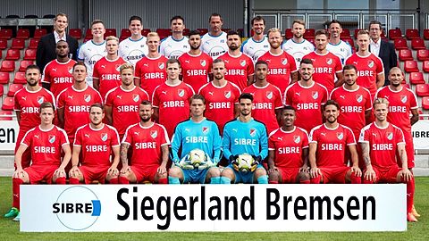 4. Reihe von links: Matthias Georg (Geschäftsführer), John Schwehn (Zeugwart), Björn Franz (Zeugwart), Peter Kovacs (Physiotherapeut), Frank Döpper (Co-Trainer), Matthias Mink (Trainer), Philipp Gonschorek (Athletik-Trainer), Bernd Jayme (Torwart-Trainer), Jörg Engel (Leiter Spielbetrieb Senioren).

3. Reihe von links: Arnold Budimbu, Maurice Müller, Alexander Missbach (Abgang TuS Erndtebrück), Gani Sevim, David Haider Kamm Al-Azzawe, Nico Herzig, Benedikt Koep, Moritz Göttel.

2. Reihe von links: Sasa Strujic, Tom Zündorf, Sascha Marquet, Tim Welker, Daniel Reith, Willfried Sarr, Nikola Trkulja, Dino Bisanovic, Fatih Candan.

1. Reihe von links: Moritz Hannappel, Tim Müller, Dennis Wegner, Frederic Löhe, Julian Bibleka, Florian Heister, Shqipon Bektashi, Timo Kunert.

Bild © Ideegrafik Kreativagentur