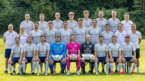 Obere Reihe von links: Tim Kern, Fabian Maderholz, Tobias Lask, Samuel Dinnebier, Lenny Tröber, Lukas Mayr, Chris Kreuzer, Andi Abend
Mittlere Reihe von links: Torwarttrainer Uwe Siebken, Betreuerin Natalie Kreuzer, Sebastian Perner, Matthis Köberle, Dennis Picknik, Maximilian Mayer, Dominik Linder, Axel Lechner, Spielertrainer Simon Frasch & Felix Thum
Untere Reihe von links: Christoph Kiesel, Kilian Durach, Maximilian Gebhart, Ferdinand Leimgruber, Spielertrainer Lukas Frasch, Niels Brendemühl, Kapitän Manuel Bayrhof, Tobias Pauler, Korbinian Greiter

Es fehlt: Morris Albrecht